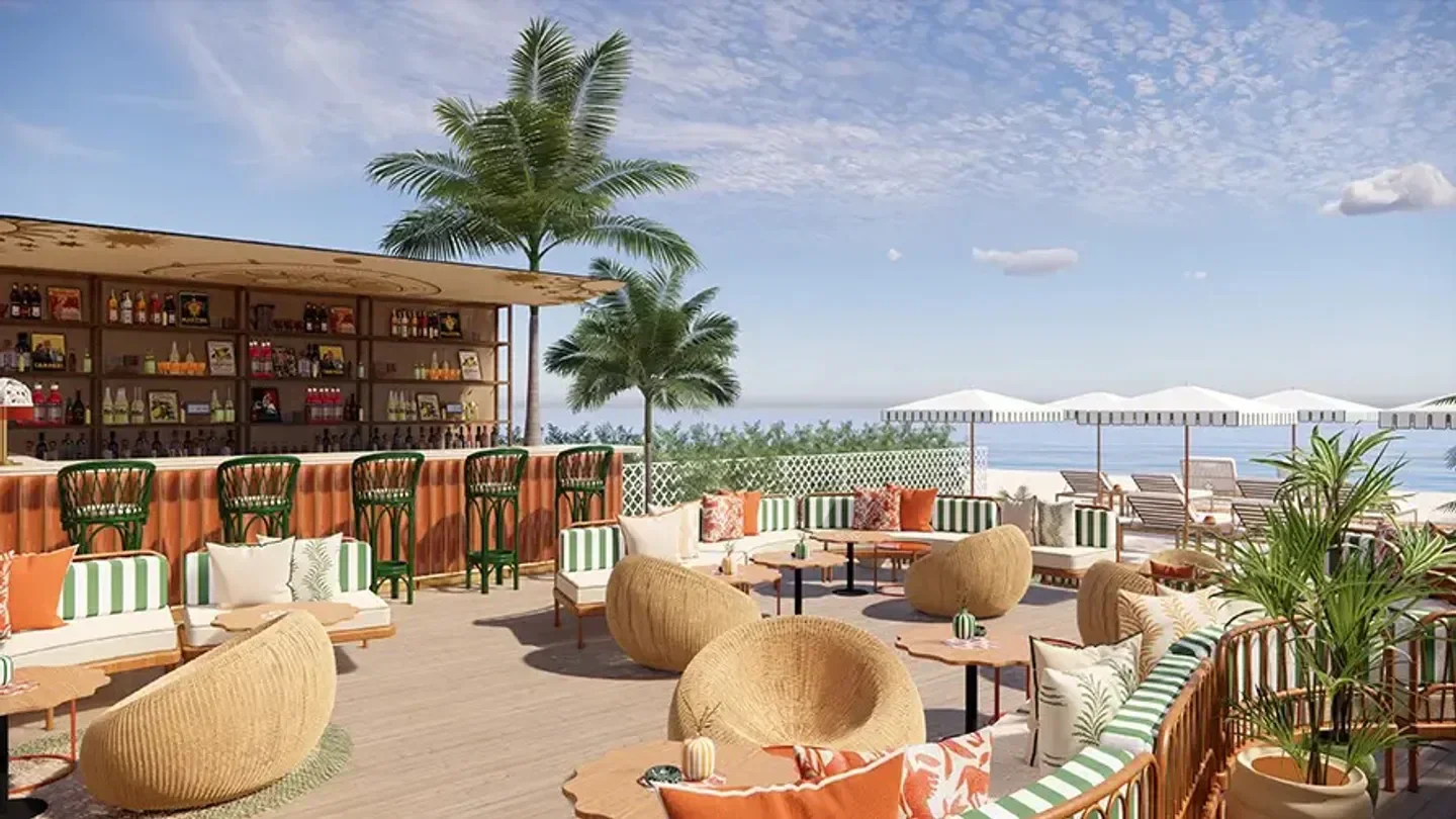 Lucia Beach Club in Cannes: beachfront seating and bar with a view of the sea.